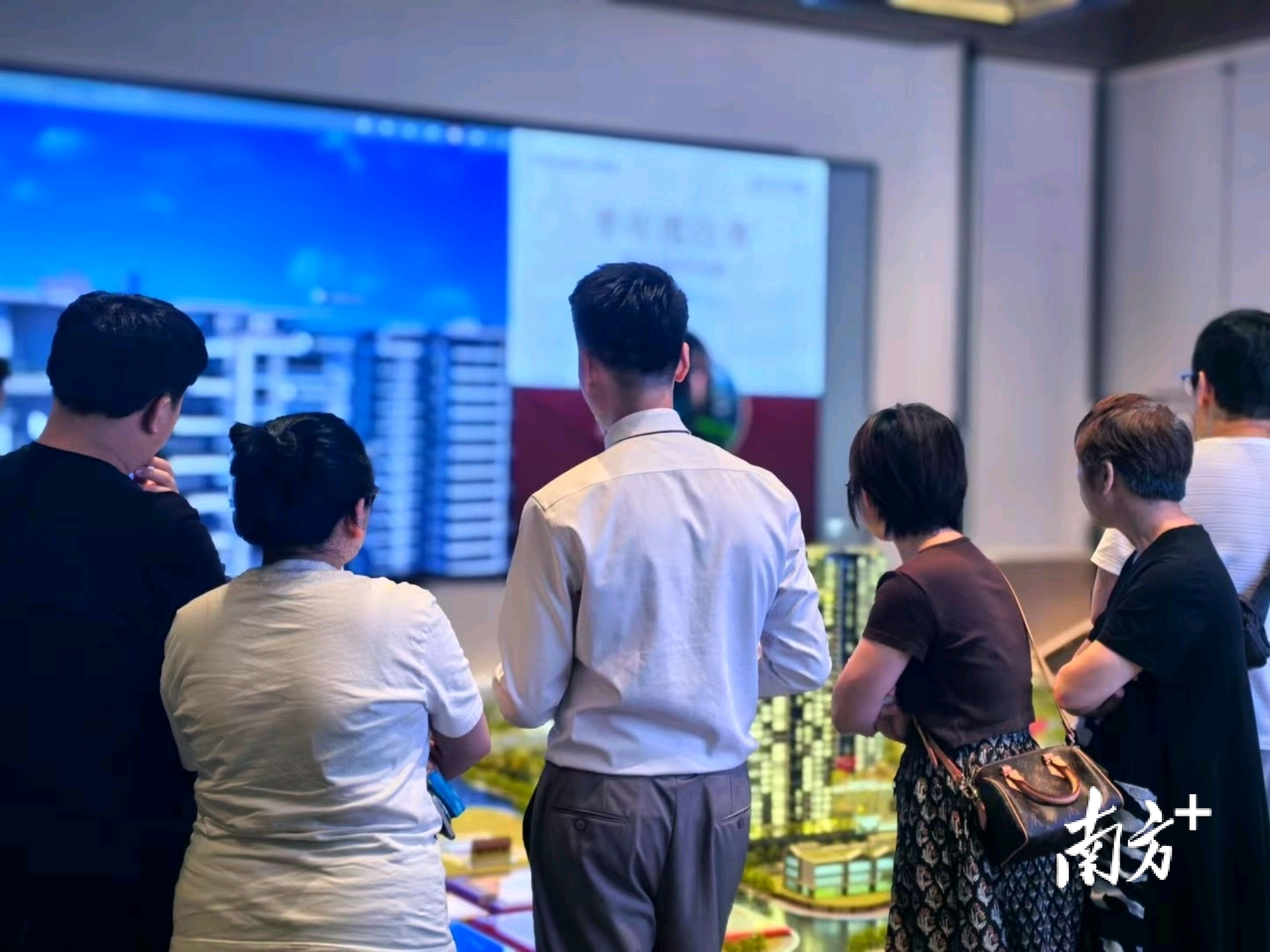 每到假期，江门楼盘就迎来许多外地消费者。受访者提供