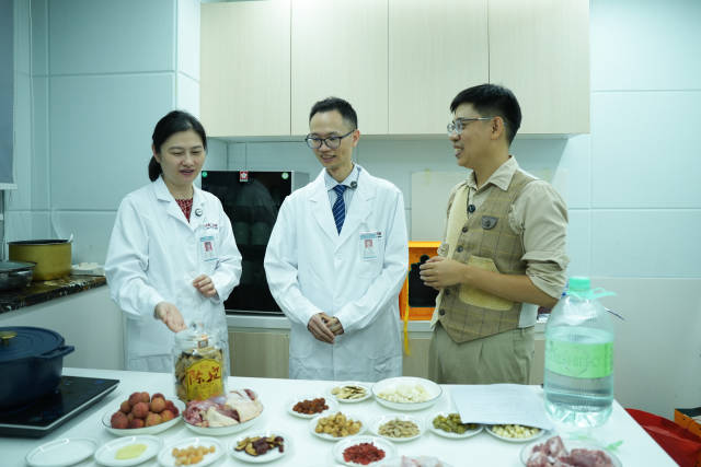  南方農(nóng)村報記者與“中醫(yī)美食家”同框直播。
