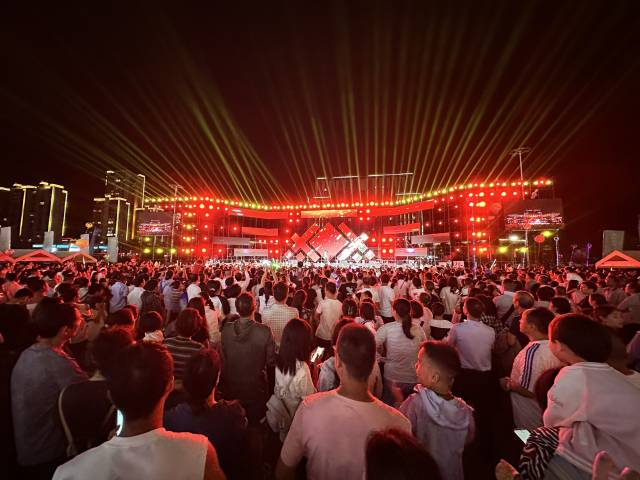 “黃馬之夜”露天音樂會在6月27日和28日連續(xù)兩個晚上舉辦。