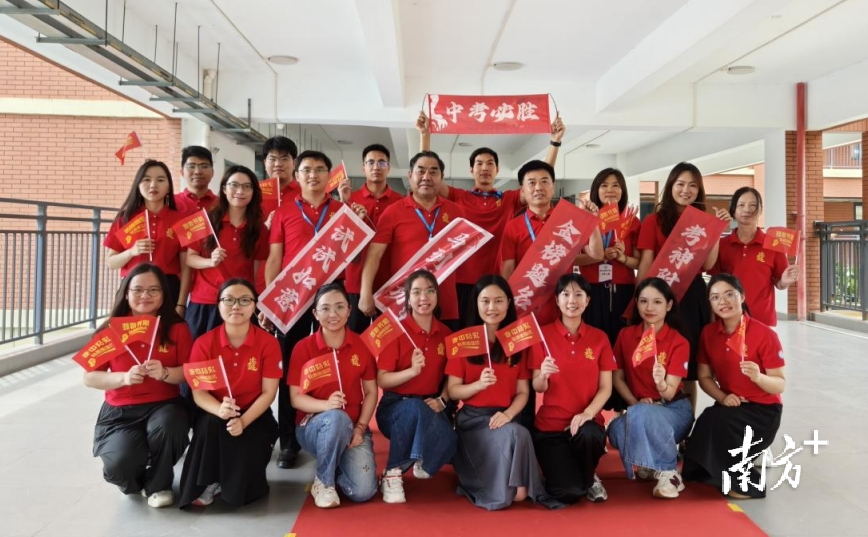 珠海市金茂中学送考团队。受访者供图 珠海市金茂中学送考团队。受访者供图