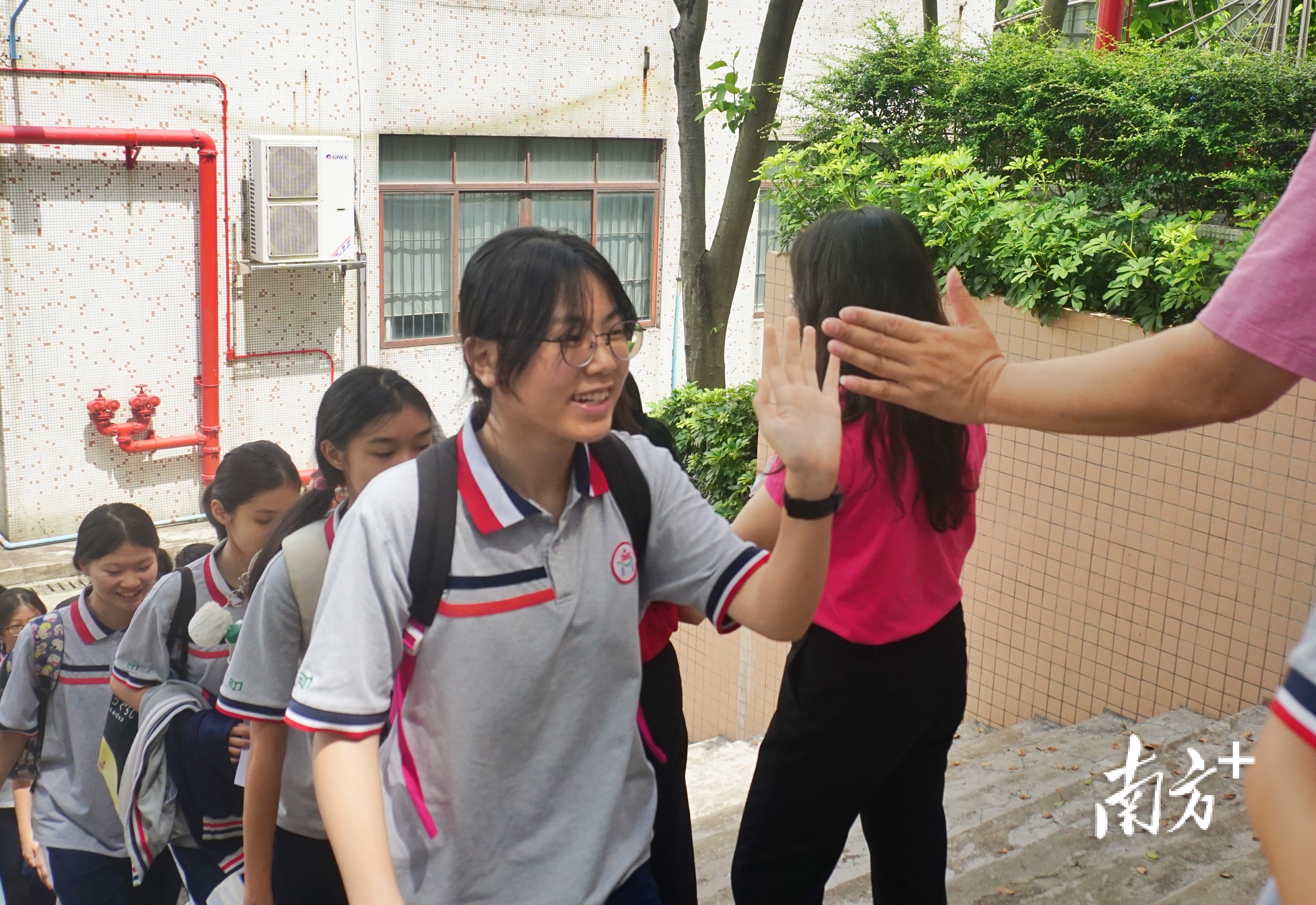 一声声加油，一次次击掌，是对考生最好的祝福与鼓舞。 南方+ 黄烨倩 摄