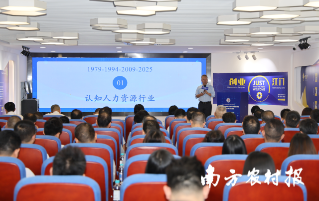 上海虹橋國家人力資源服務(wù)產(chǎn)業(yè)園運(yùn)營總監(jiān)、上海中蘊(yùn)咨詢公司董事長方曉就人力資源服務(wù)業(yè)與制造業(yè)融合高質(zhì)量發(fā)展進(jìn)行專題分享