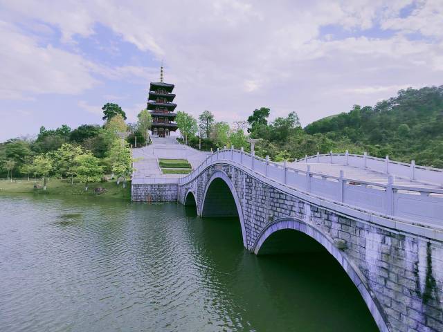 金臺(tái)山智慧公園漫步仿古拱橋。
