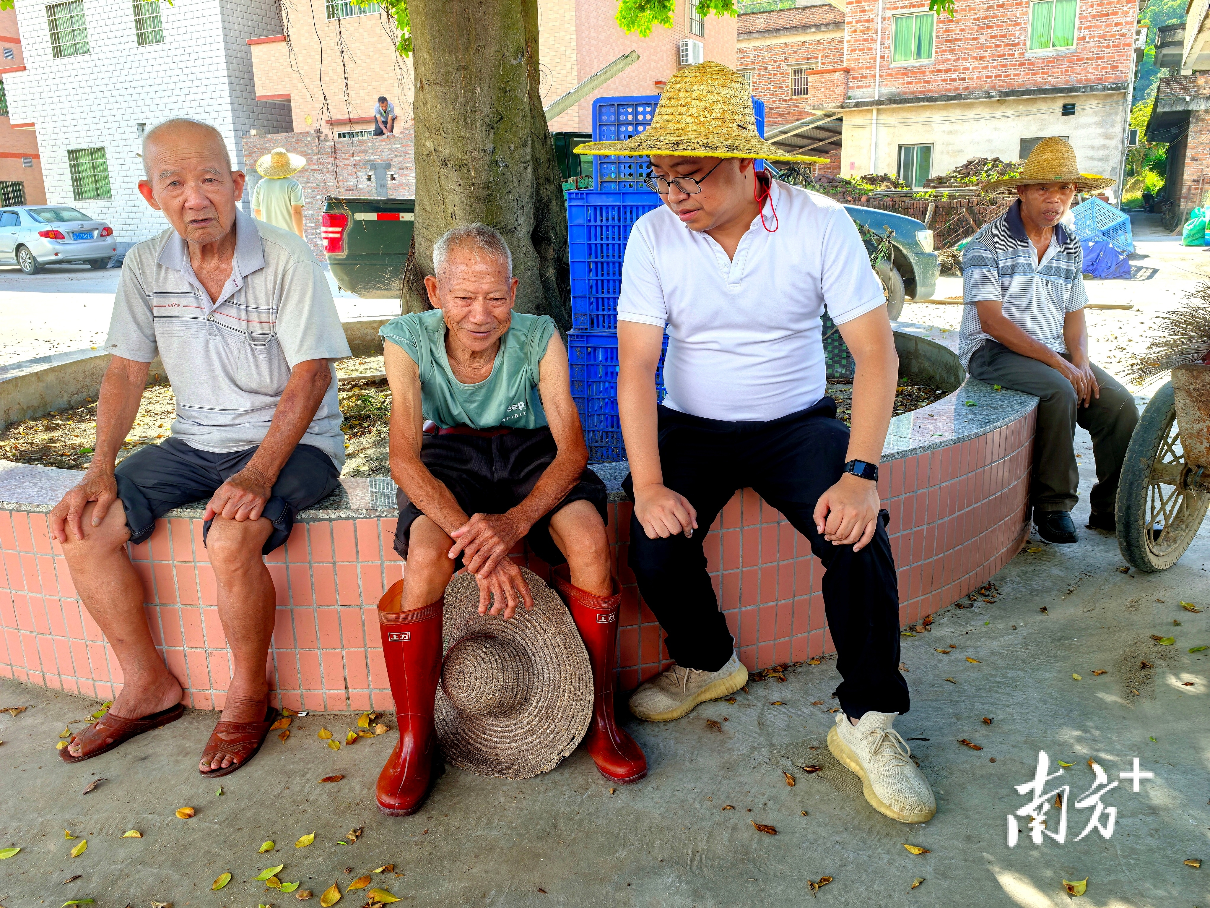 曾宇佳（右二）与村民在一起。  