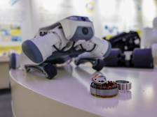 为顶流机器狗塑“筋骨”，这家传统制造工厂闯入新赛道丨粤产机器人升级记