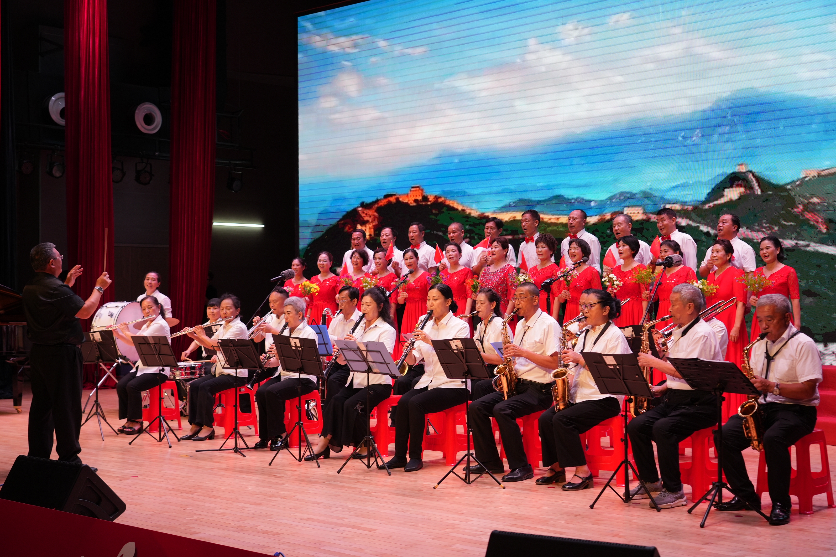唐乐社区的华夏海韵艺术团，深情演绎了《我和我的祖国》。 南方+ 钱文攀 摄