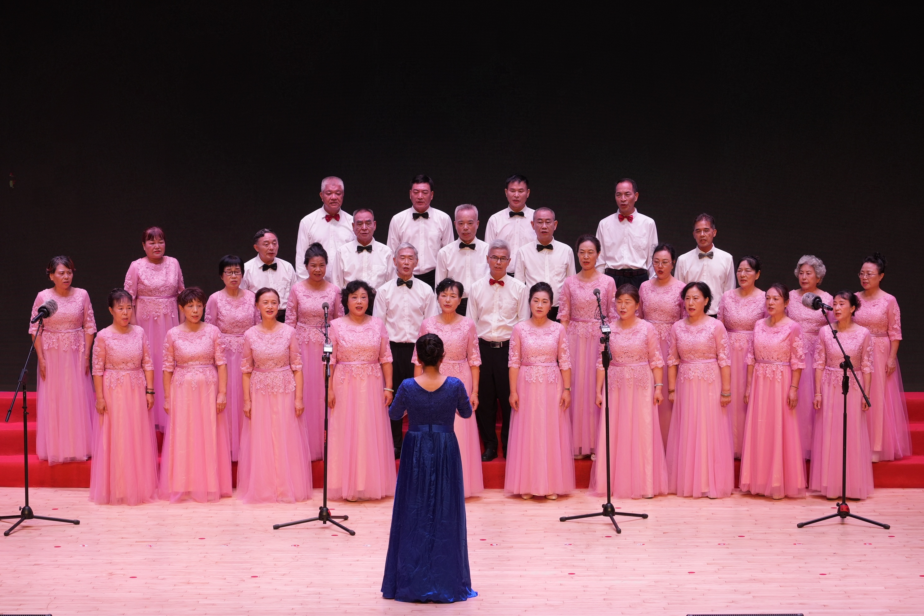 后环社区合唱团，用一曲《爱永在》引发现场观众强烈共鸣。 