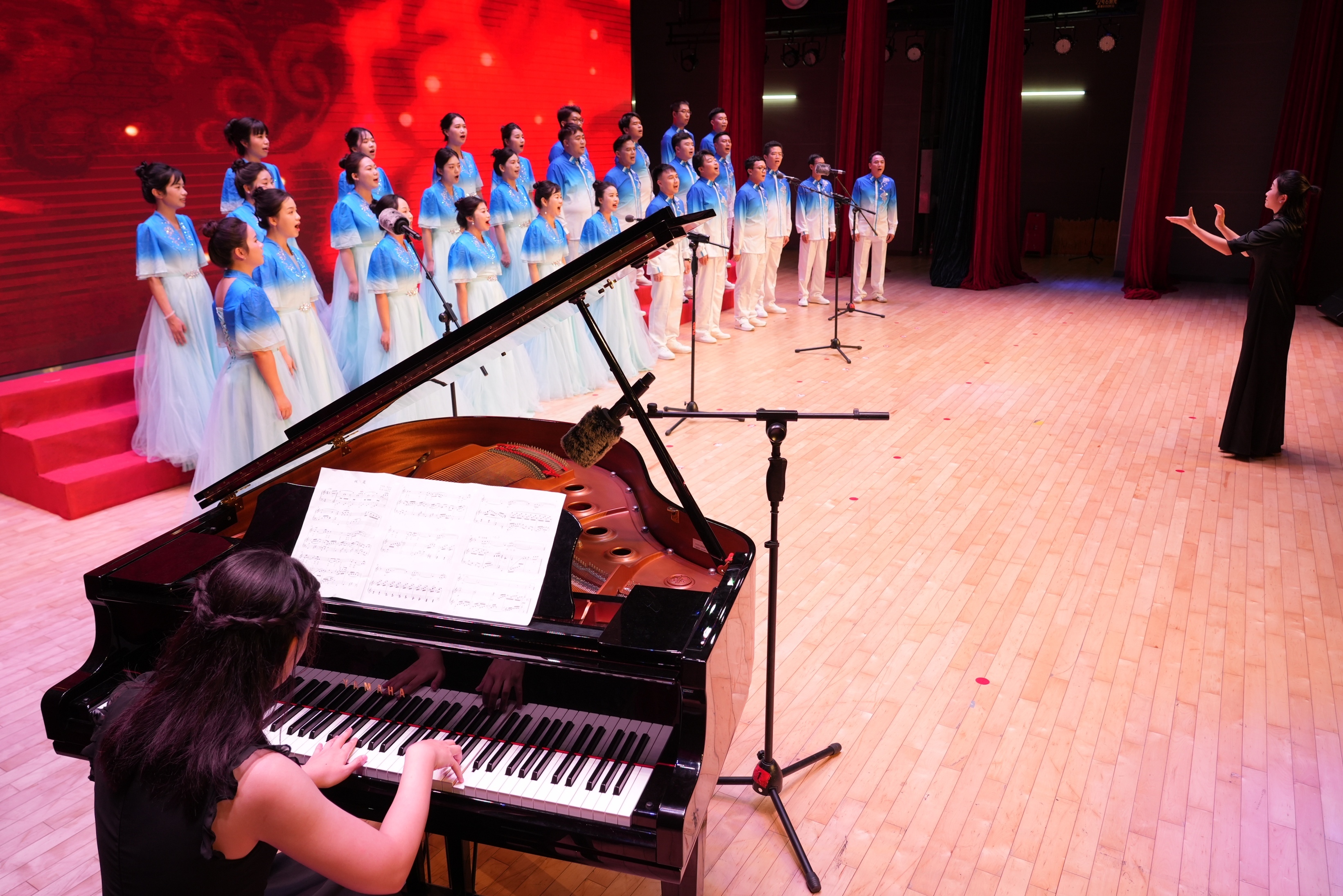 歌曲《绒花》。