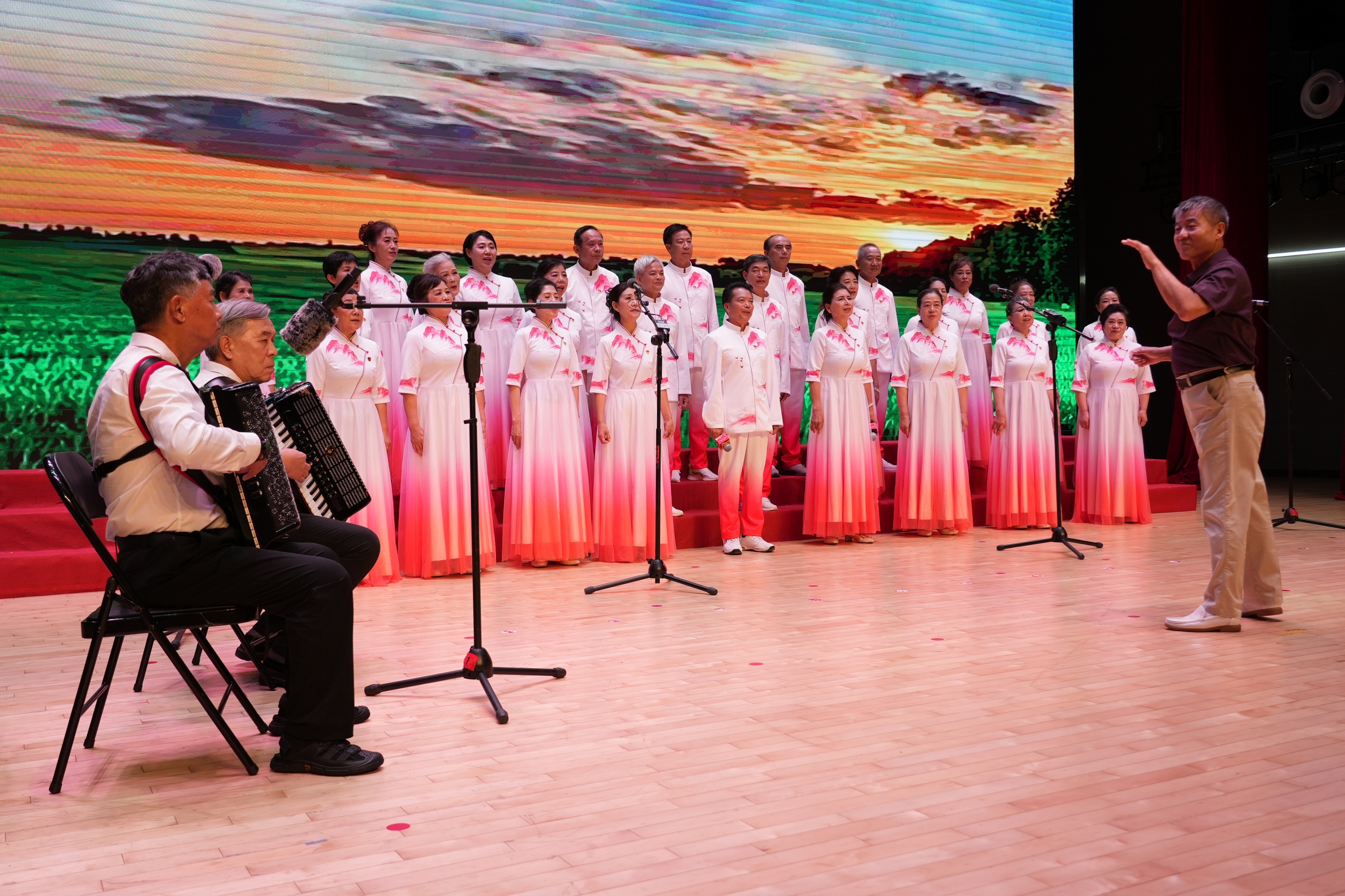 珠海高新区海岸合唱团表演的节目《共筑中国梦》。 