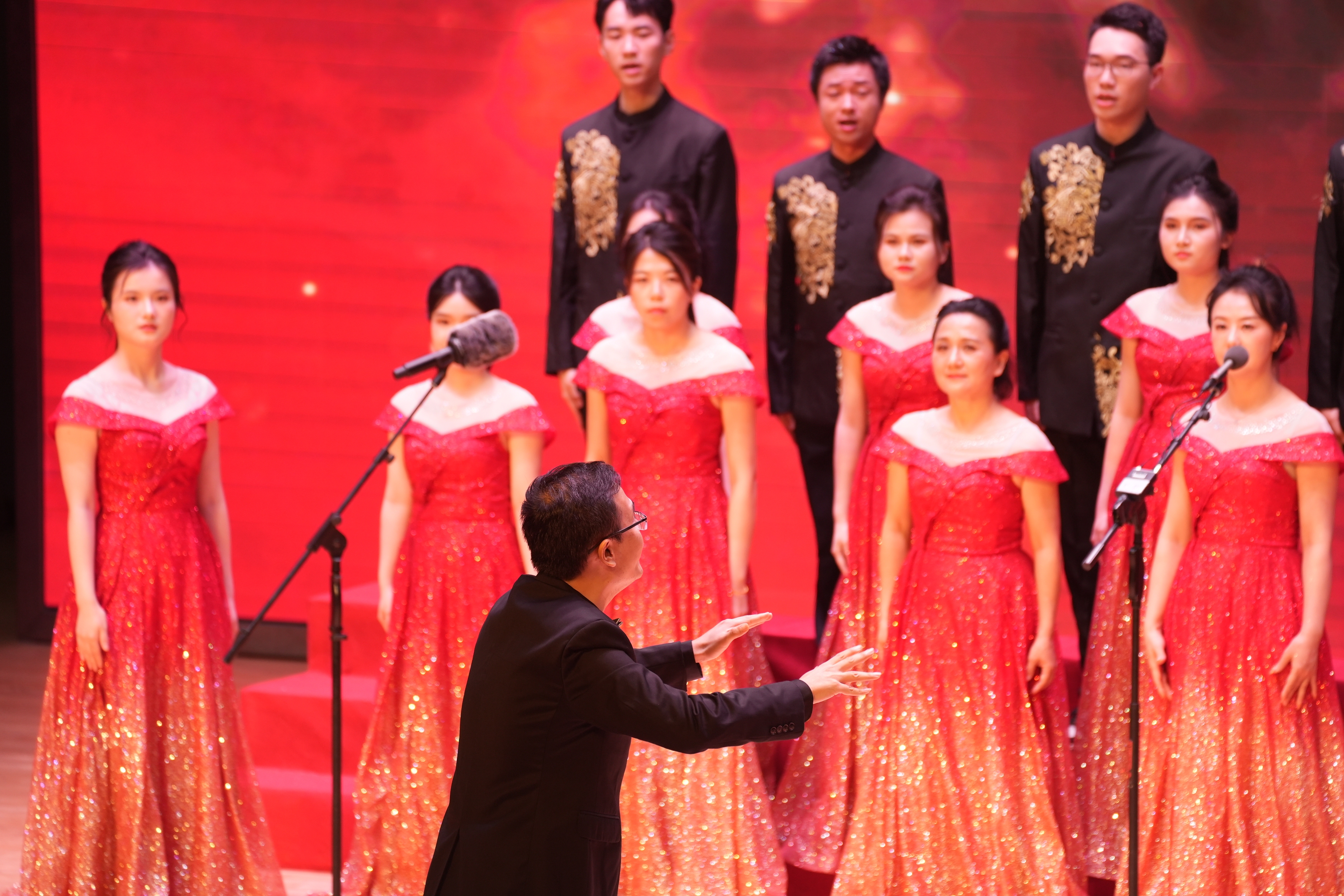 高新区机关“初心如炬”合唱团演唱的《不忘初心》。 