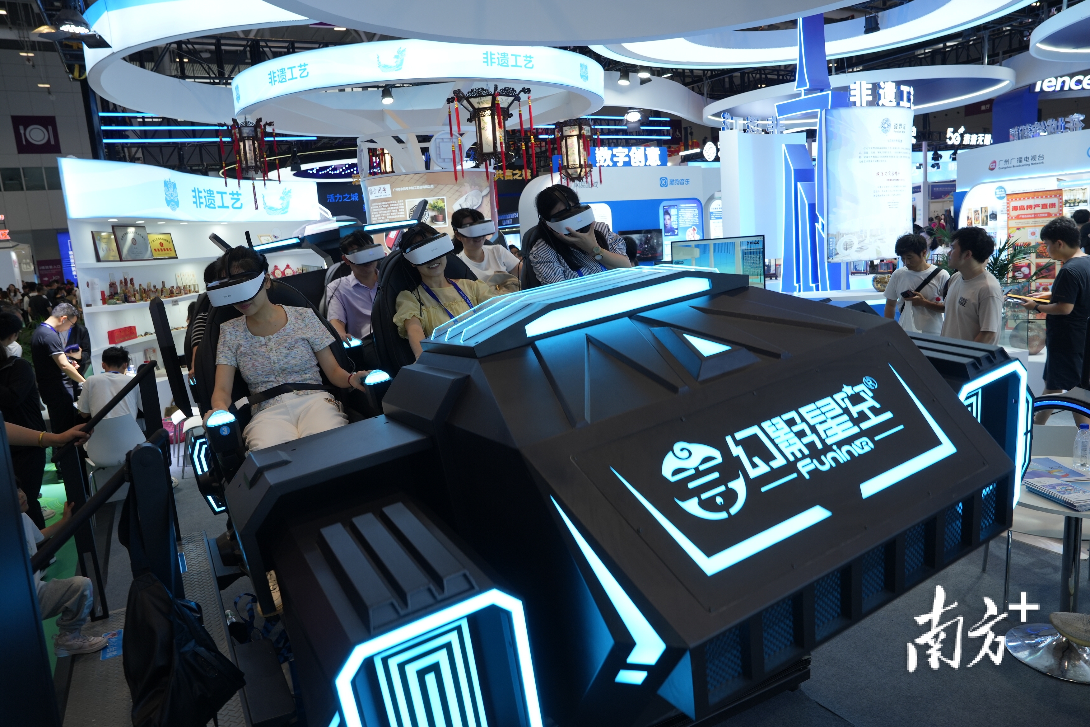 文博会上的VR体验。  南方+ 杨兴乐 拍摄