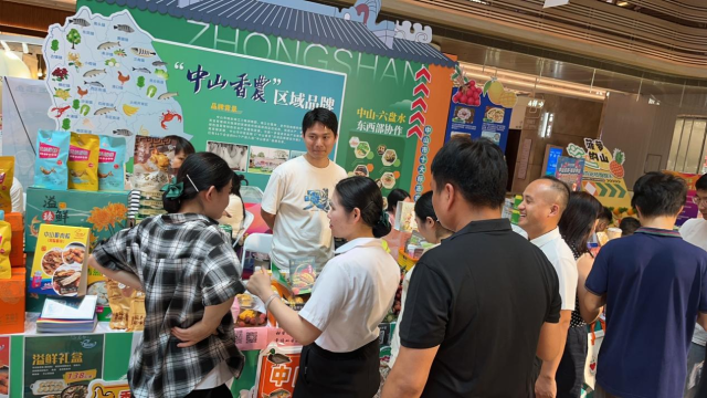 食客現(xiàn)場品鑒。  