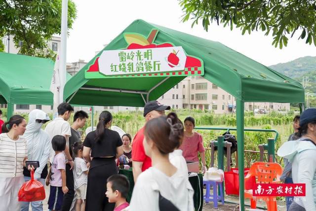 活動(dòng)現(xiàn)場的光明紅燒乳鴿餐廳展銷攤位,。