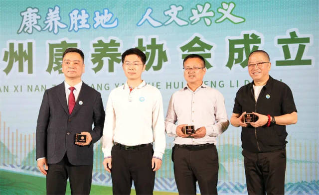 廣東省粵黔協(xié)作工作隊(duì)黔西南工作組組長(zhǎng),、黔西南州人民政府副秘書(shū)長(zhǎng)譚冠軍（左2）。