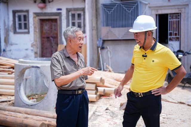 投身家鄉(xiāng)建設過程中,，不斷有王勇文（右一）熟識的居民叫住他，和他聊天,。
