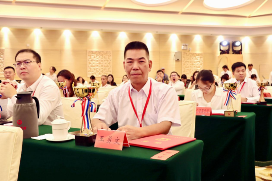 湖南省廣東商會創(chuàng)會會長,、京廣線纜集團有限公司董事長王勇文被授予2024年度廣東扶貧濟困紅棉獎金杯,。