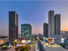 房企半年考大洗牌：千亿房企剩4家，头部却砸5000亿“抢地”