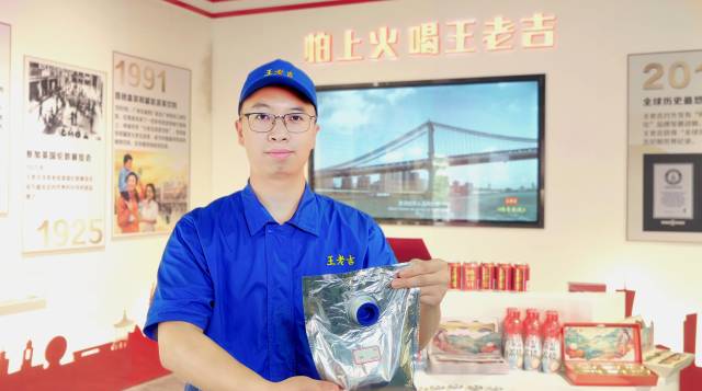 工人手持袋装荔枝清汁。