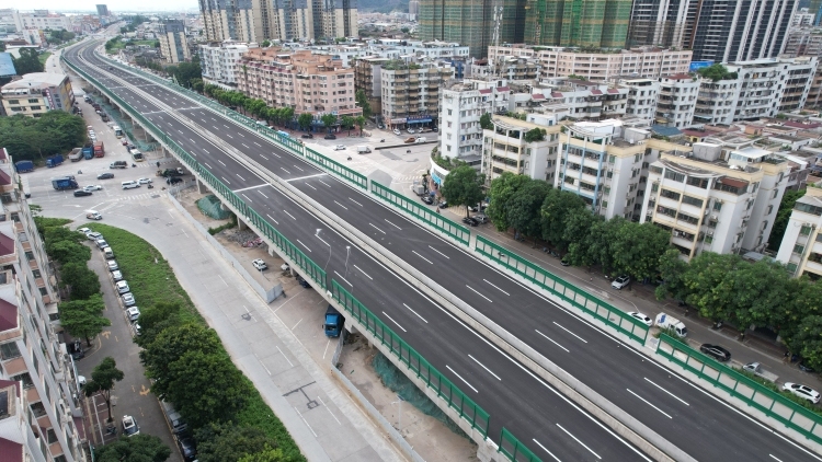 国道G240新会段三和大道北跨线桥贯通