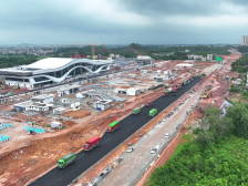 茂名新城百越大道沥青摊铺火热进行，预计7月15日完成两层铺设