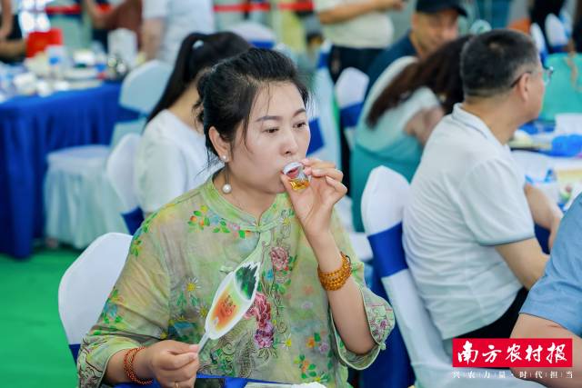 活动现场，英德红茶勾起了国内外茶商的极大兴趣。