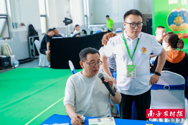 8家英德红茶企业边泡茶、变讲解，争取茶客“点赞”票数。