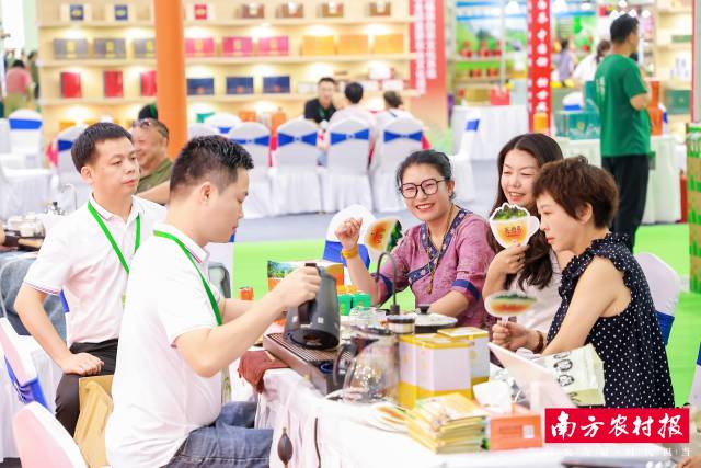 英德红茶展团吸引众多茶客品饮购买。