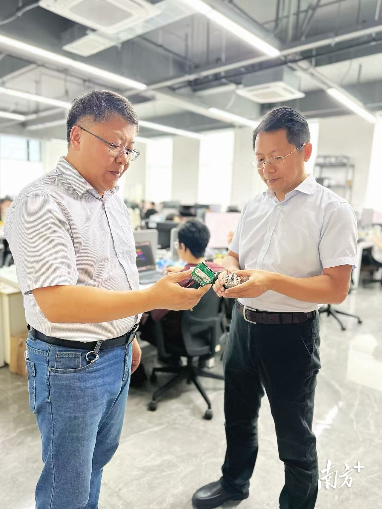 博士兄弟在研究技术。