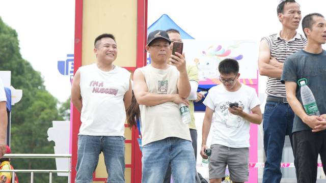 仙湖畔,海内外众多观众到场观战助威。 南方+ 萧皓隆 拍摄