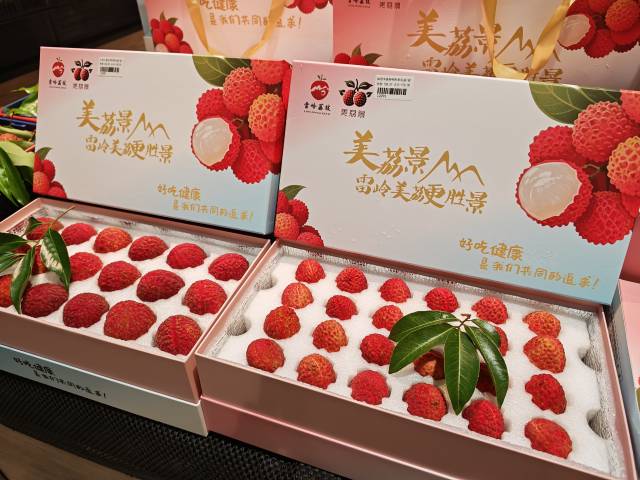 礼盒装巨美人（左）及礼盒装仙进奉（右）。