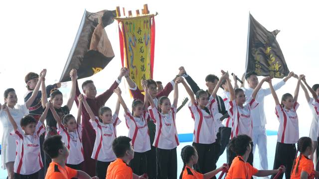 开赛仪式上,龙舟主题说唱、歌舞表演,龙舟巡游先后登场。 南方+ 萧皓隆 拍摄
