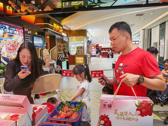 前来购买“雷岭荔枝”的市民们。