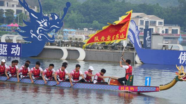 开赛仪式上,龙舟主题说唱、歌舞表演,龙舟巡游先后登场。 南方+ 萧皓隆 拍摄