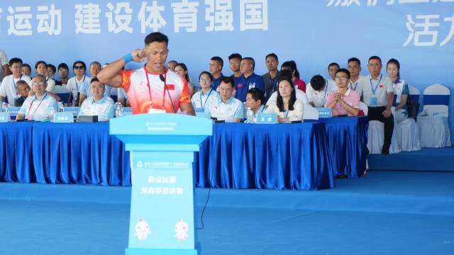 运动员和裁判员代表先后宣誓。 南方+ 萧皓隆 拍摄