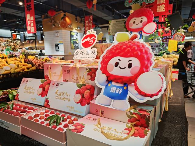 融合了“雷岭荔枝”品牌LOGO、IP元素的展销专柜。