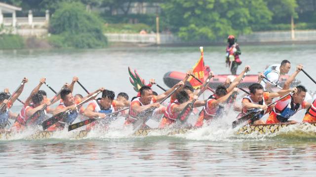 来自全国各地的23支群众龙舟队伍齐聚佛山,奉上一场水上竞速盛宴。 南方+ 萧皓隆 拍摄