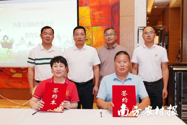 现场签约。 现场签约。