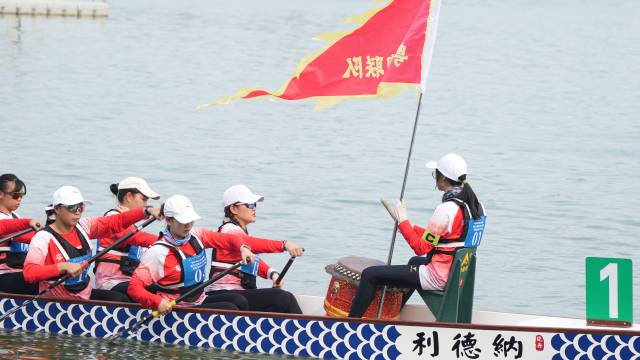 来自全国各地的23支群众龙舟队伍齐聚佛山,奉上一场水上竞速盛宴。 南方+ 萧皓隆 拍摄