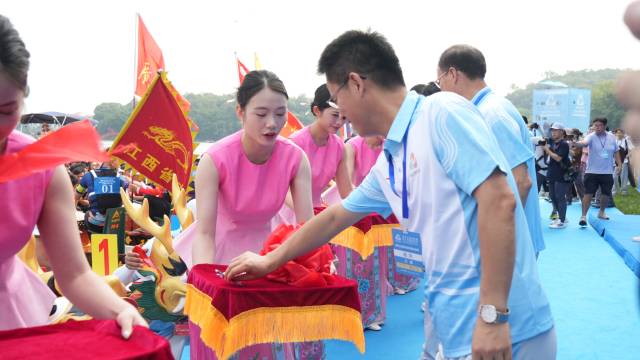 领导和嘉宾为龙舟披红、点睛。 南方+ 萧皓隆 拍摄