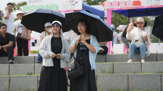 仙湖畔,海内外众多观众到场观战助威。 南方+ 萧皓隆 拍摄