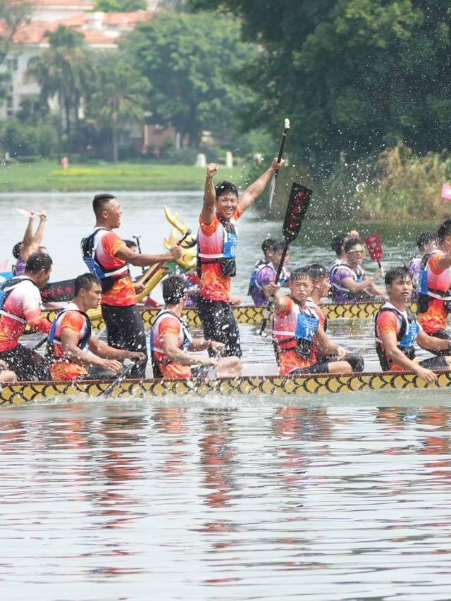 经过比拼。广东队在男子组22人龙舟100米直道赛决赛摘得桂冠。 南方+ 萧皓隆 拍摄