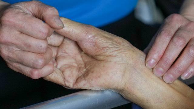 他们为何把后半生交给“陌生人”？｜南方深读