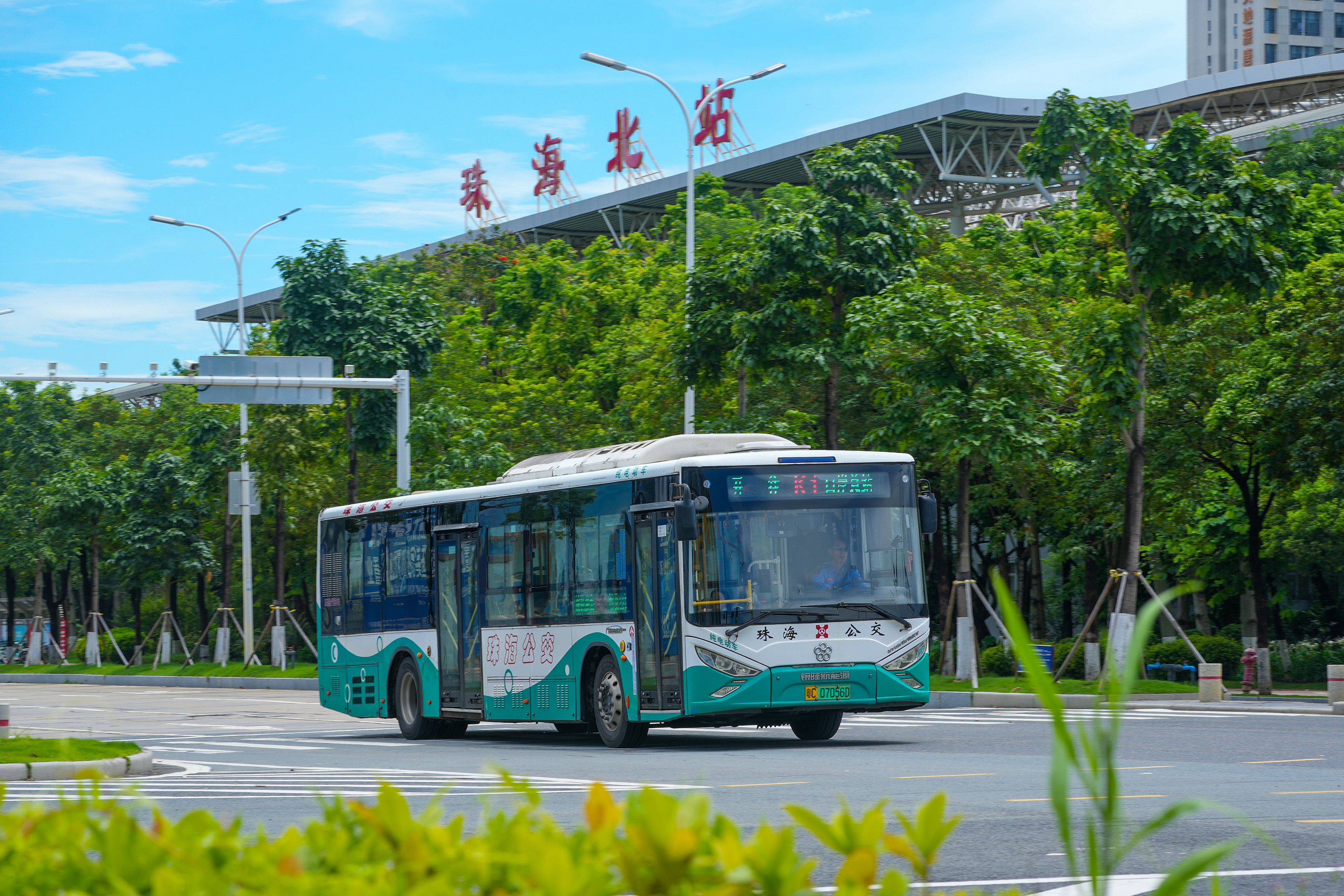 城轨、公交等畅通市区。 