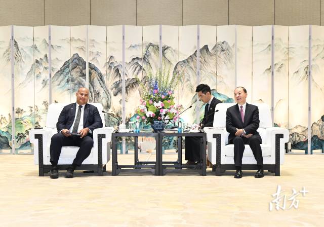 7月7日上午,省委书记黄坤明在广州会见了瑙鲁总统戴维·阿迪昂一行。 南方+记者 王辉 摄 7月7日上午,省委书记黄坤明在广州会见了瑙鲁总统戴维·阿迪昂一行。 南方+记者 王辉 摄