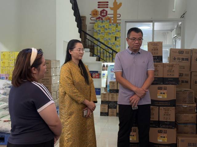 黎锦（右一）、顾小英（中）一行参观广东盐业花都雅瑶市场门店，调研“粤贸全国·乡村振兴”优质农产品入库企业产品线及市场份额。