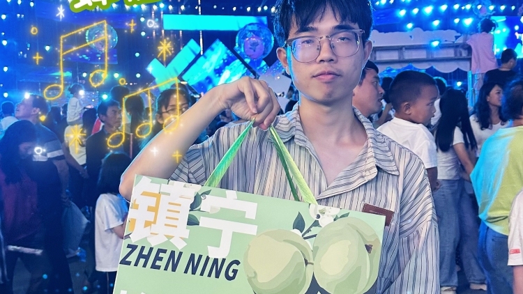 打卡镇宁“黄马之夜”！蜂糖李+音乐嗨翻天～＃多彩贵州甜蜜镇宁