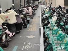 南光地铁站盲道被“电鸡”围堵，无障碍通道成阻碍通道｜“电鸡”围城