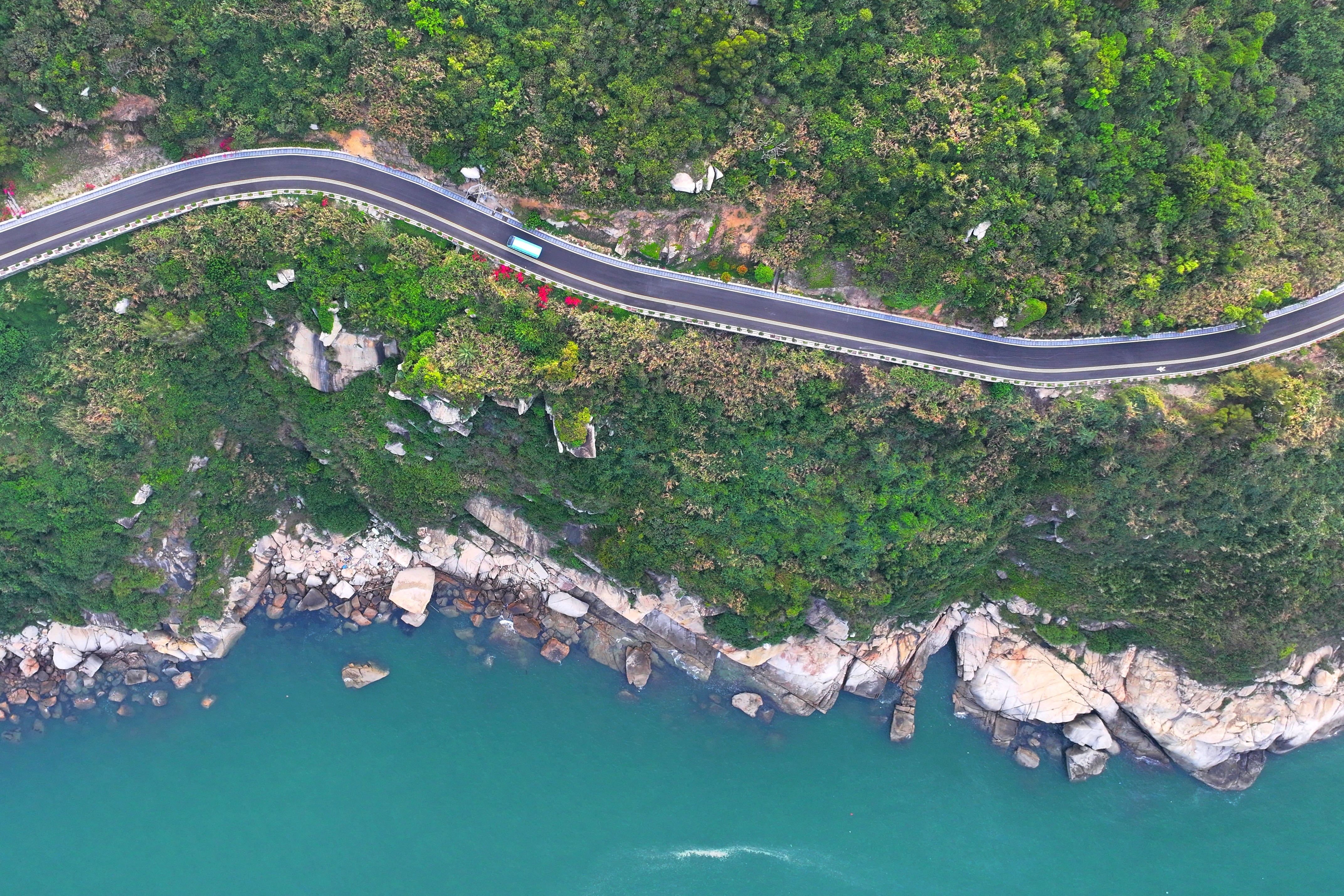 海岛上的沿海公路。  