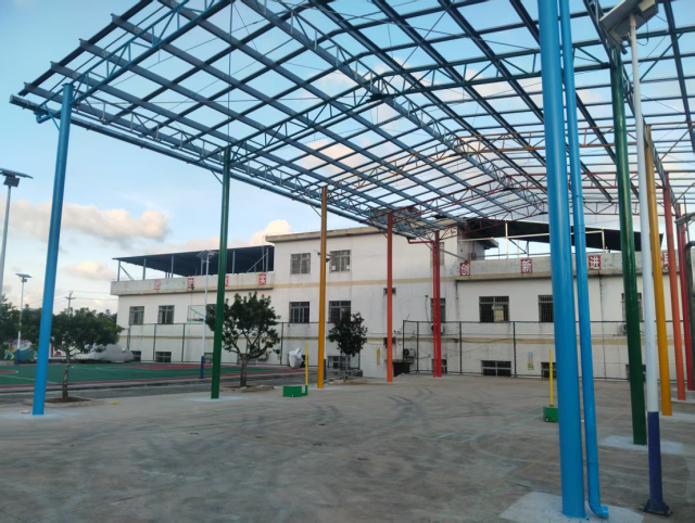 工作队利用小学空地建设的光伏项目。 工作队利用小学空地建设的光伏项目。