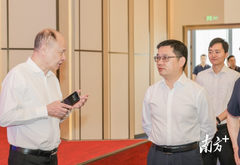 佛山市委常委、顺德区委书记陈新文（中）到申菱环境调研。